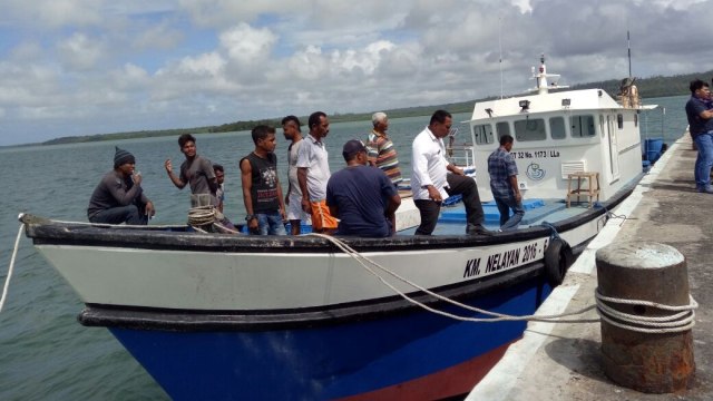 Kapal pengangkut bantuan KKP di Saumlaki (Foto: Wiji Nurhayat/kumparan)