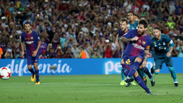 Messi mengeksekusi penalti di laga vs Madrid. Foto: Sergio Perez/Reuters