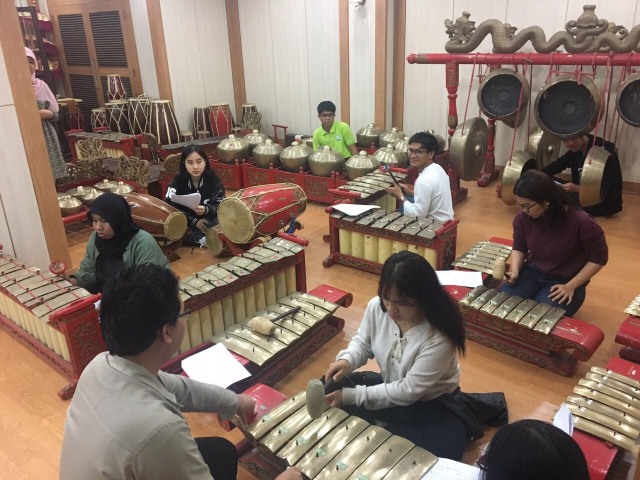 Belajar gamelan di Korea Selatan (Foto: Pribadi: Aji Surya)