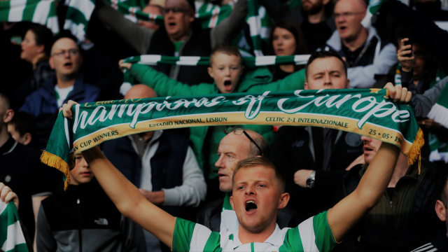 Suporter Celtic di Celtic Park. (Foto: Reuters/Russel Cheyne)