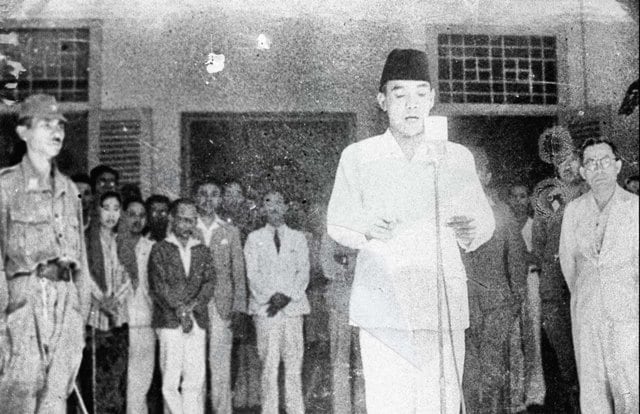 Sukarno membacakan Proklamasi Kemerdekaan. (Foto: Dok. Perpusnas)