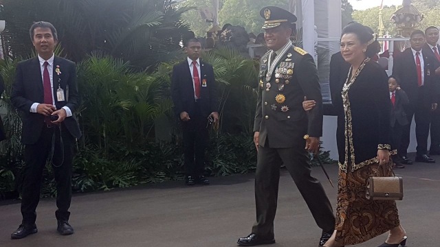 Istri Panglima TNI mengenakan pakaian adat Jawa. (Foto: Yudhistira Amran/kumparan)