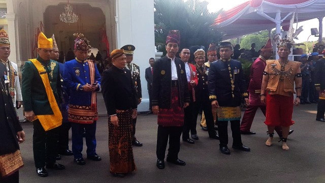 Jokowi mengenakan baju adat Banjar. (Foto: Yudhistira Amran S./kumparan)