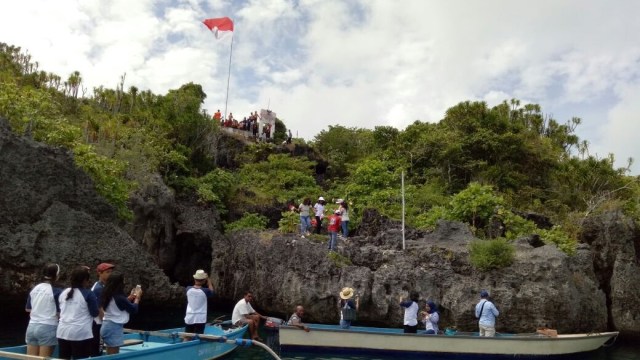 Menuju lokasi upacara di Pulau Asutubun (Foto: Wiji Nurhayat/kumparan)