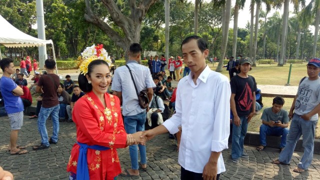 Jokovid, Jokowi KW di kawasan wisata monas. (Foto: Aprilandika Pratama/kumparan)
