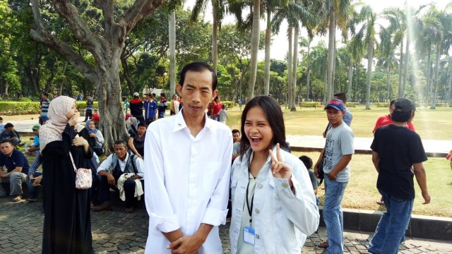 Jokovid, Jokowi KW di kawasan wisata monas. (Foto: Aprilandika Pratama/kumparan)
