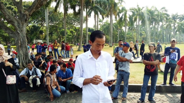 Jokovid, Jokowi KW di kawasan wisata monas. (Foto: Aprilandika Pratama/kumparan)