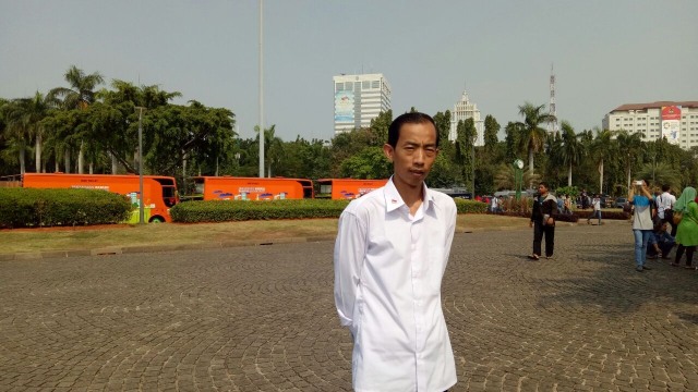 Jokovid, Jokowi KW di kawasan wisata monas. (Foto: Aprilandika Pratama/kumparan)