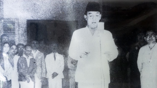 Pembacaan Proklamasi oleh Sukarno. (Foto: Wikimedia Commons.)