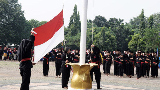 Pengibaran bendera merah putih. (Foto: Suwandy/Antara)