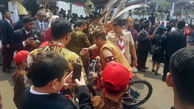 Hadiah sepeda dari Jokowi untuk kostum terbaik (Foto: Yudhistira Amran Saleh/kumparan)