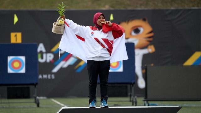 Atlet panahan putri Sri Ranti dapat medali emas. (Foto: Antara/Sigid Kurniawan)