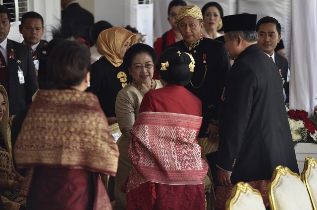 Megawati bersalaman dengan Ani Yudhoyono (Foto: Antara/Puspa Perwitasari)