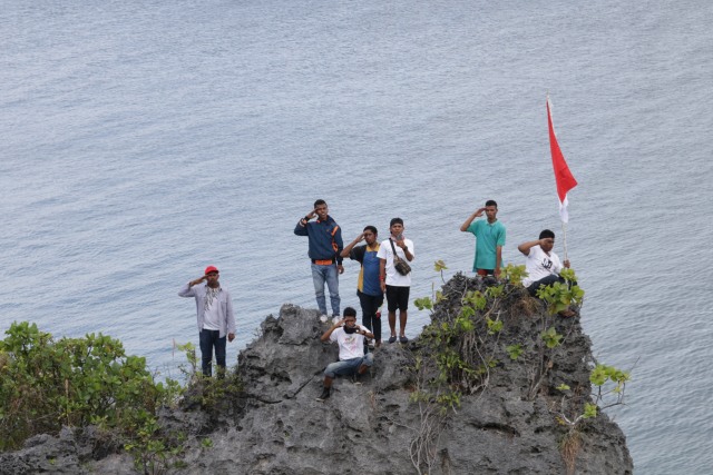 Para peserta upacara bendera di Pulau Asutubun. (Foto: Fanny Kusumawardhani/kumparan)