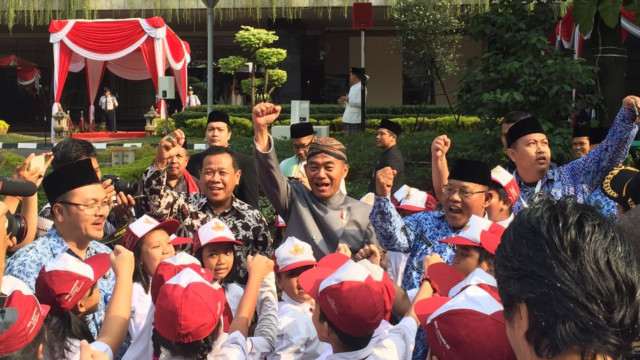Mendikbud Muhadjir Effendy (pakai blangkon) (Foto: Twitter Kemdikbud_RI)