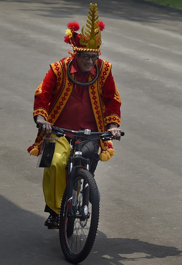 Yasonna Laoly mengendarai sepeda dari Jokowi (Foto: Antara/Puspa Perwitasari)