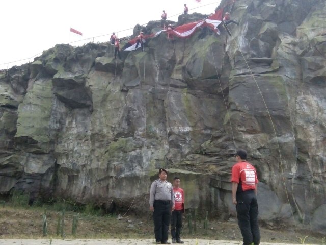 Polsek Cigugur Gelar Upacara Pengibaran Bendera Berukuran