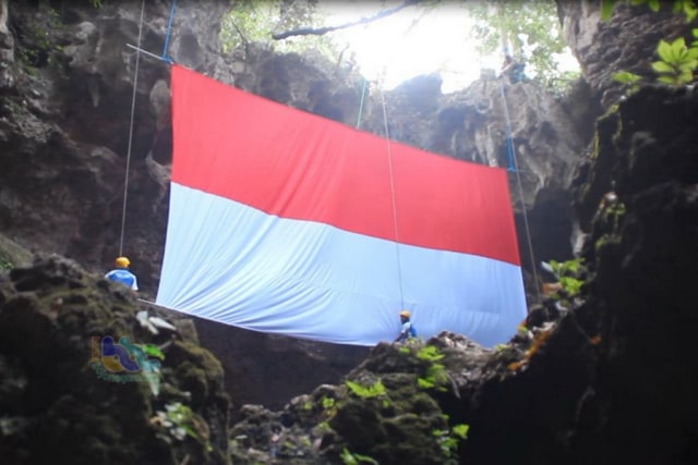 Rayakan Hari Kemerdekaan RI ke-72, Ratusan Warga Kibarkan Bendera Raksasa di Perut Bumi