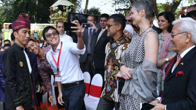 Jokowi diajak selfie undangan  (Foto: Biro Pers Setpres)