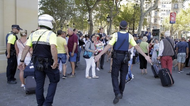 Kerumunan warga setelah kecelakaan di Barcelona (Foto: AP Photo/Manu Fernandez)