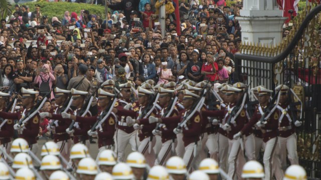 Warga tonton upacara di Istana Merdeka (Foto: ANTARA FOTO/Rosa Panggabean)