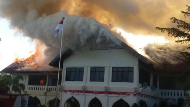 Rektorat Malikussaleh terbakar (Foto: Twitter @mhdnashrullah)