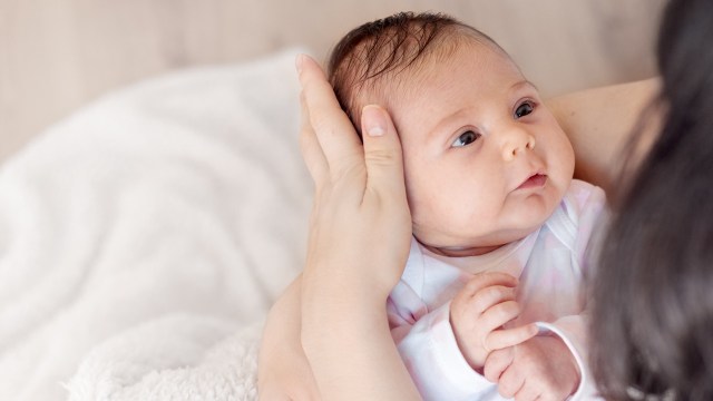 Ilustrasi Bayi Dalam Pelukan Ibu (Foto: Thinkstock)