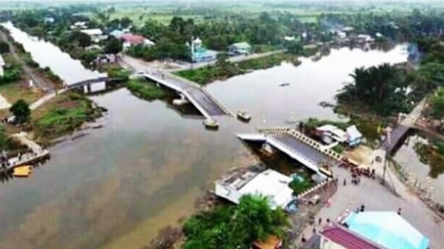 Jembatan di Kalsel patah. (Foto: Twitter/@sutopo_BNPB)