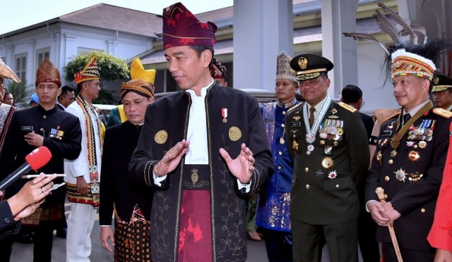 Jokowi pakai baju adat Kalsel (Foto: Dokumen Setpres)