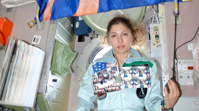 Anousheh Ansari di pesawat luar angkasa. (Foto: Windows on Earth)