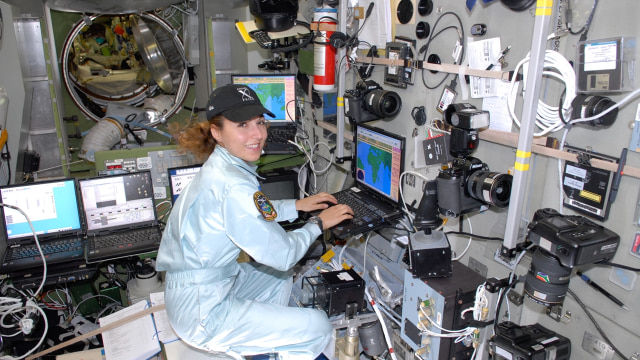 Anousheh Ansari di ISS. (Foto: Windows on Earth)