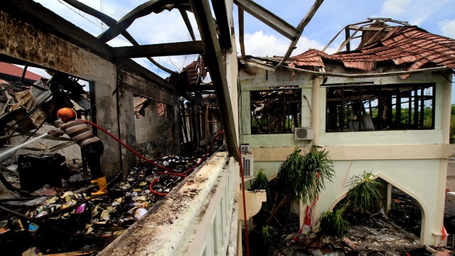 Rektorat Universitas Malikussaleh dibakar (Foto: ANTARA/Rahmad)