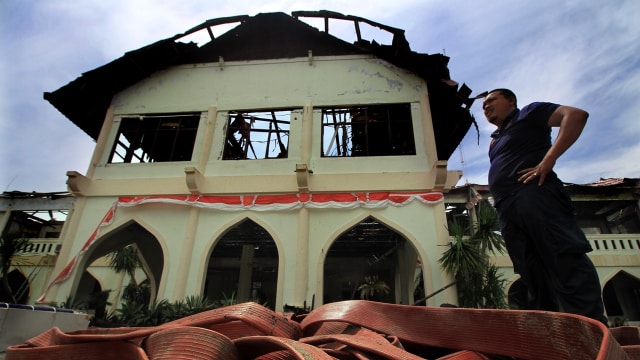 Rektorat Universitas Malikussaleh dibakar (Foto: ANTARA/Rahmad)