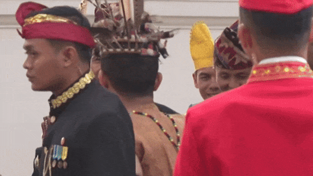 Baju adat Jokowi dan Paspampres (Foto: kumparan)