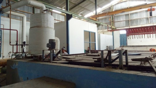Instalasi produksi es balok di PPI Ukurlaran (Foto: Wiji Nurhayat/kumparan)