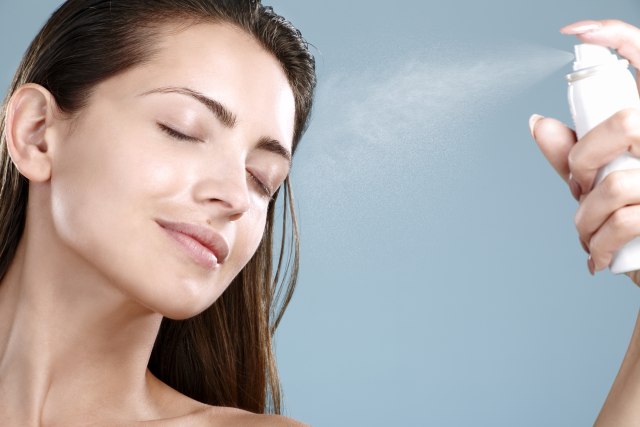 Tips Makeup: Cara Memakai Bedak yang Tepat agar Kulit Tampak Flawless (16902)