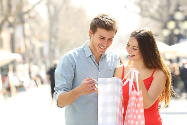 Pasangan yang suka berbelanja (Foto: thinkstock)