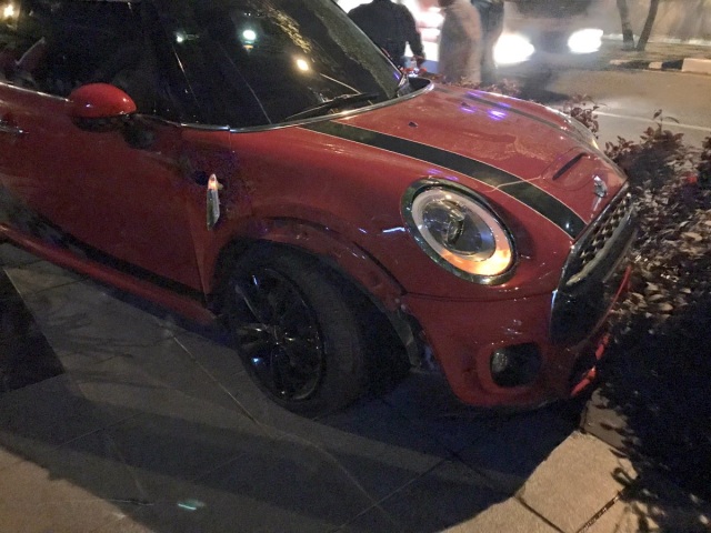 Mini Cooper kecelakaan. (Foto: Twitter: TMCPoldaMetro)