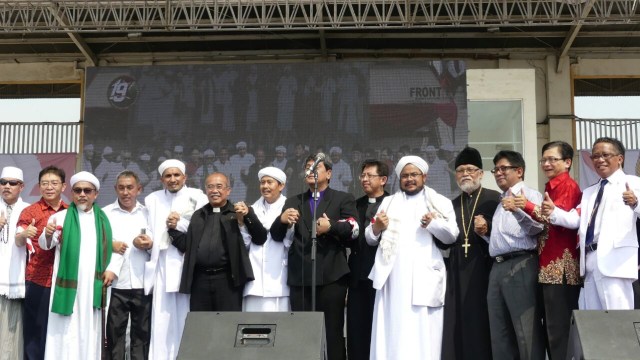 Bergandengan bersama dalam Milad FPI. (Foto: Ferio Pristiawan/kumparan)