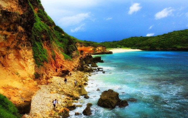Keindahan Alam yang Hampir Terlupakan: Wisata Pantai Tanjung Bloam  