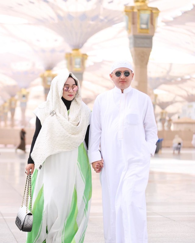 Anniesa Hasibuan dan Andika di Mekkah. (Foto: Instagram/@anniesahasibuan)