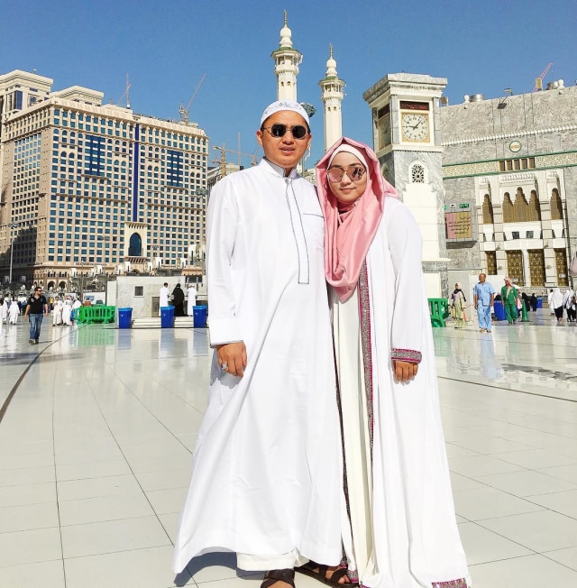 Anniesa Hasibuan dan Andika di Mekkah. (Foto: Instagram/@anniesahasibuan)