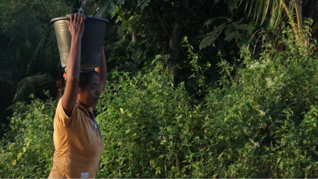 Perempuan tangguh dari Desa Marantutul, Saumlaki (Foto: Fanny Kusumawardhani/kumparan)