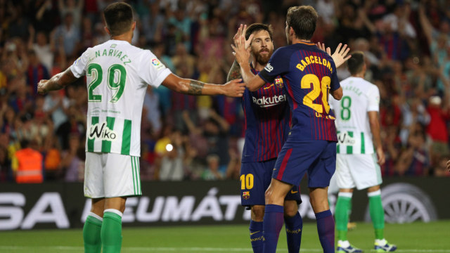 Messi dan Sergi Roberto merayakan gol. (Foto: REUTERS/Sergio Perez)