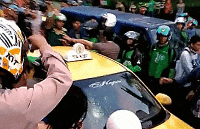 Polisi lerai pertikaian ojeg online dan taksi. (Foto: Instagram/fajarbojes)