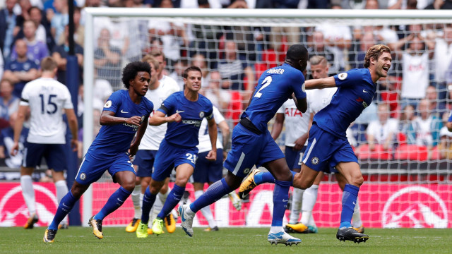 Para pemain Chelsea merayakan gol Alonso. (Foto: Reuters/Andrew Couldridge)