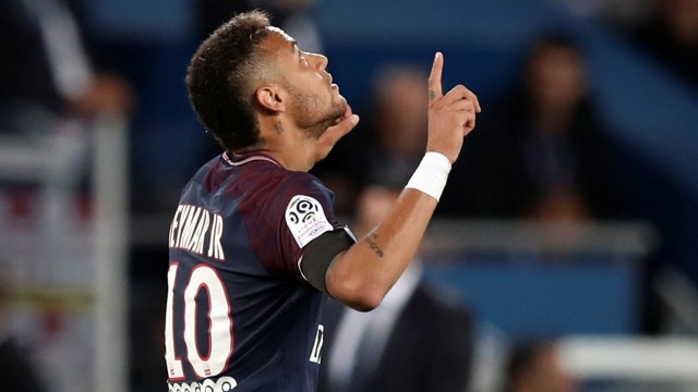 Puji syukur Neymar usai cetak gol. (Foto: REUTERS/Benoit Tessier)