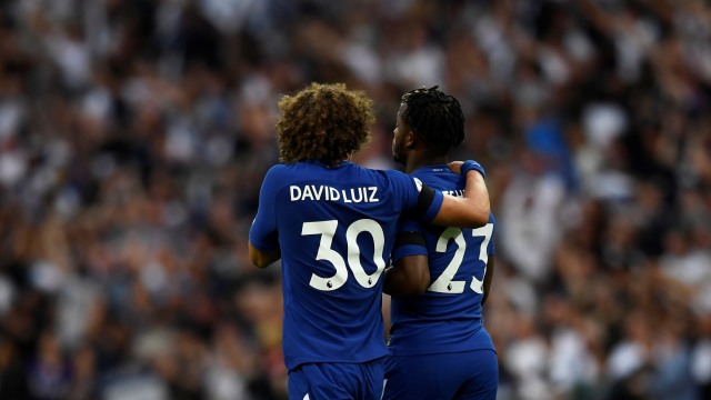 Batshuayi ditenangkan David Luiz. (Foto: Reuters/Dylan Martinez)