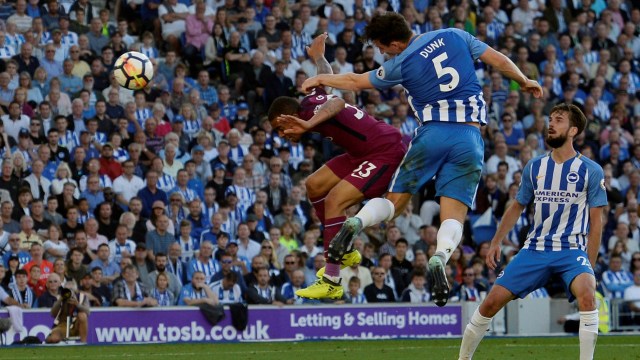 Lewis Dunk mencetak "slam dunk" ke gawang sendiri. (Foto: Reuters/Hannah McKay)