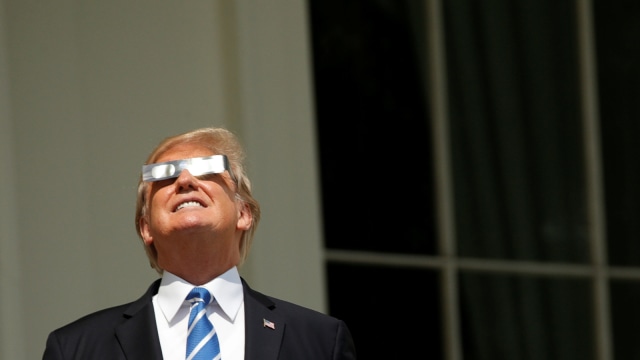 Trump melihat gerhana matahari total (Foto: REUTERS/Kevin Lamarque)